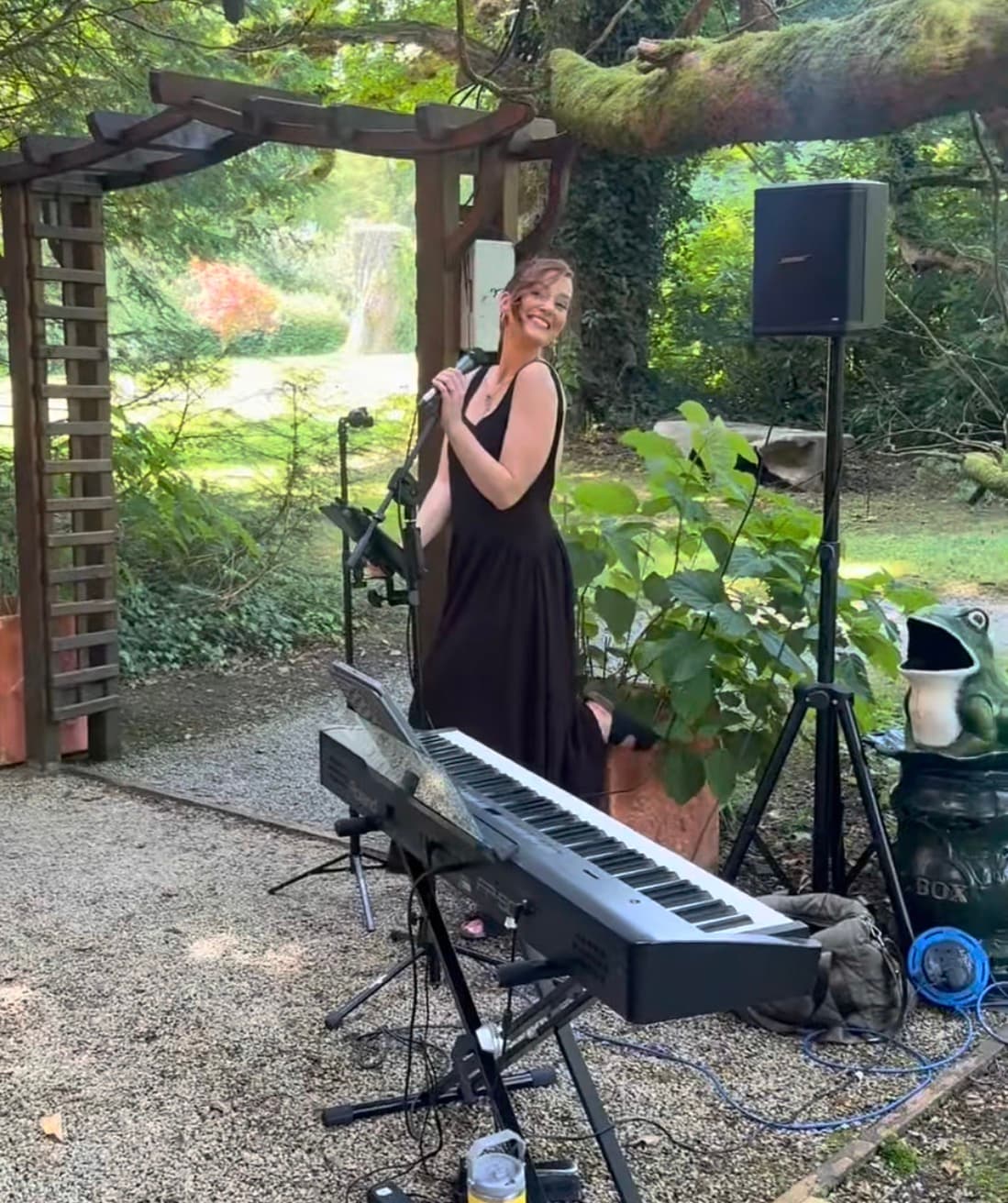 Saoirse Murray, Sligo wedding singer, performing with keyboard accompaniment in a garden setting